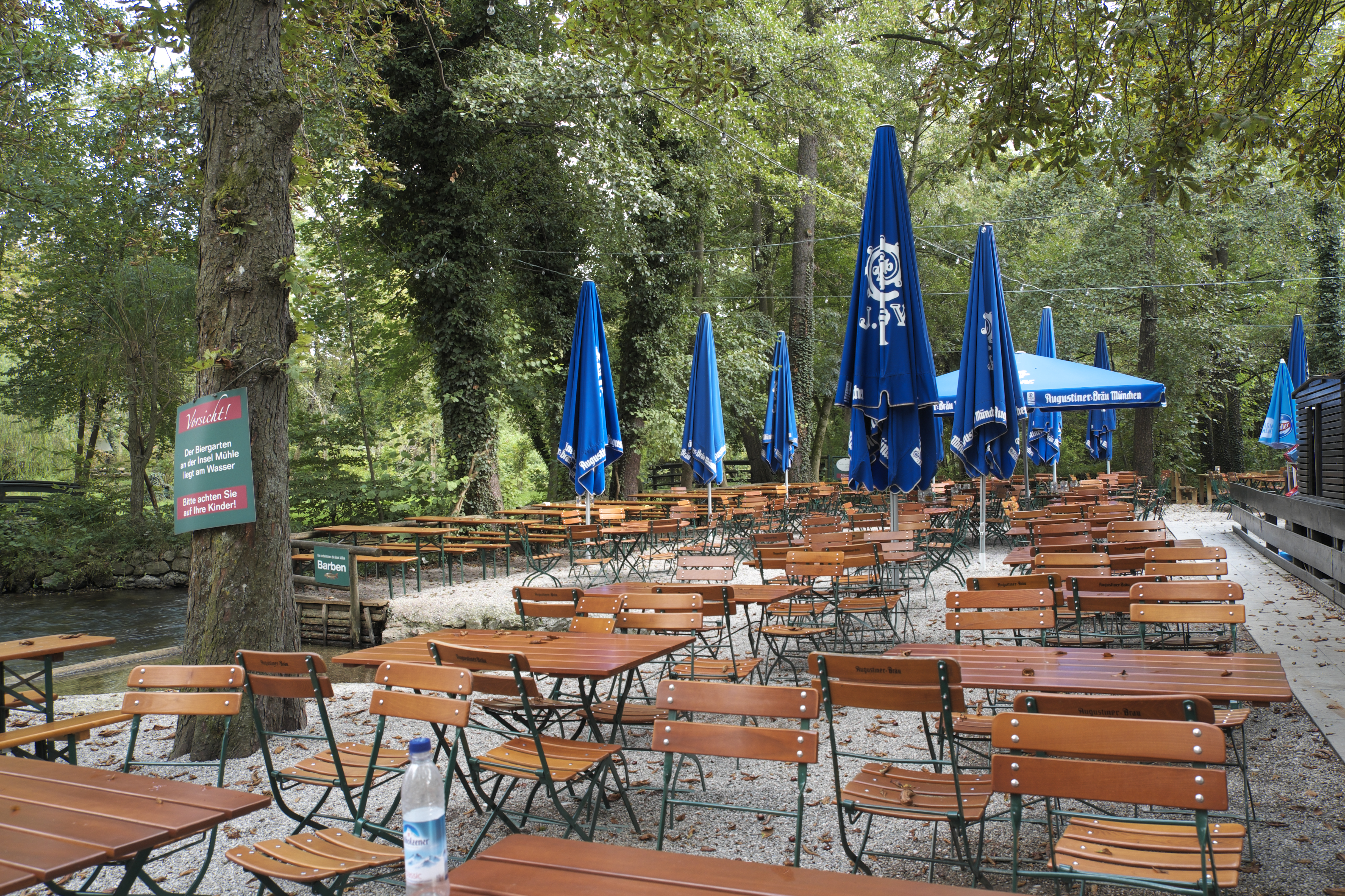 Bayerischer Biergarten — schattige Plätze unter alten Bäumen