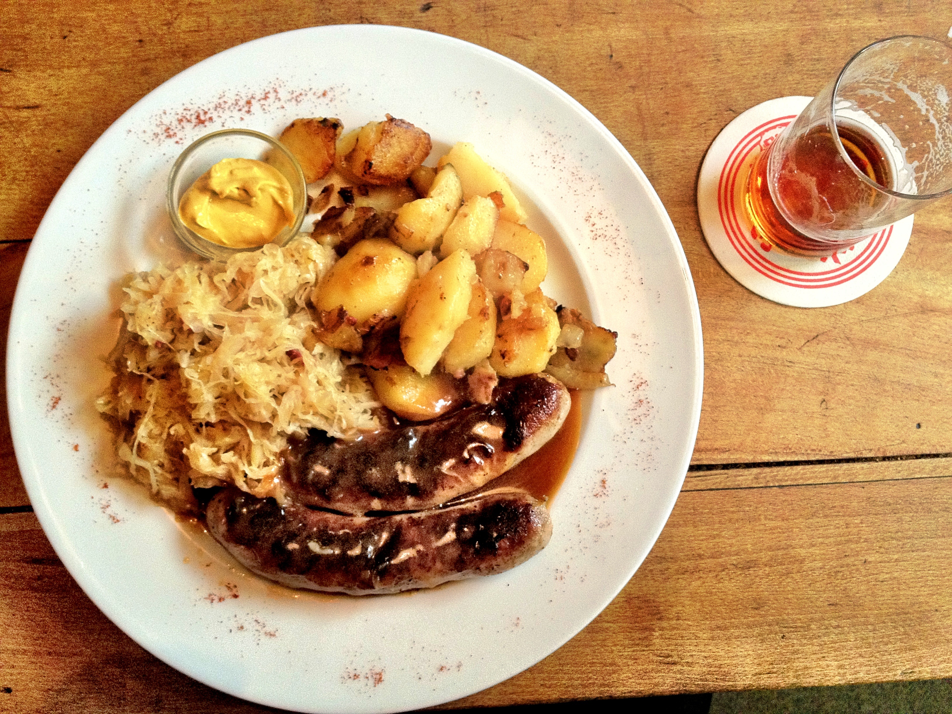 Bratwurst mit Sauerkraut und Bratkartoffeln