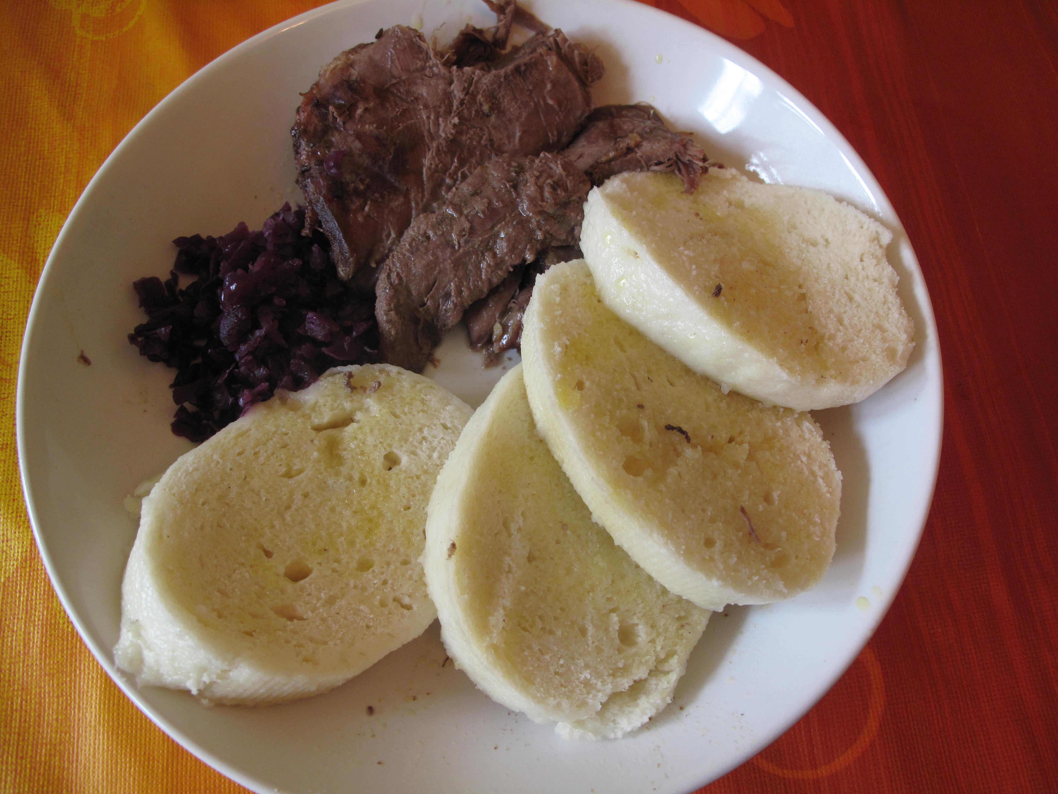 Ente ausm Reindl mit Semmelknödel und Blaukraut