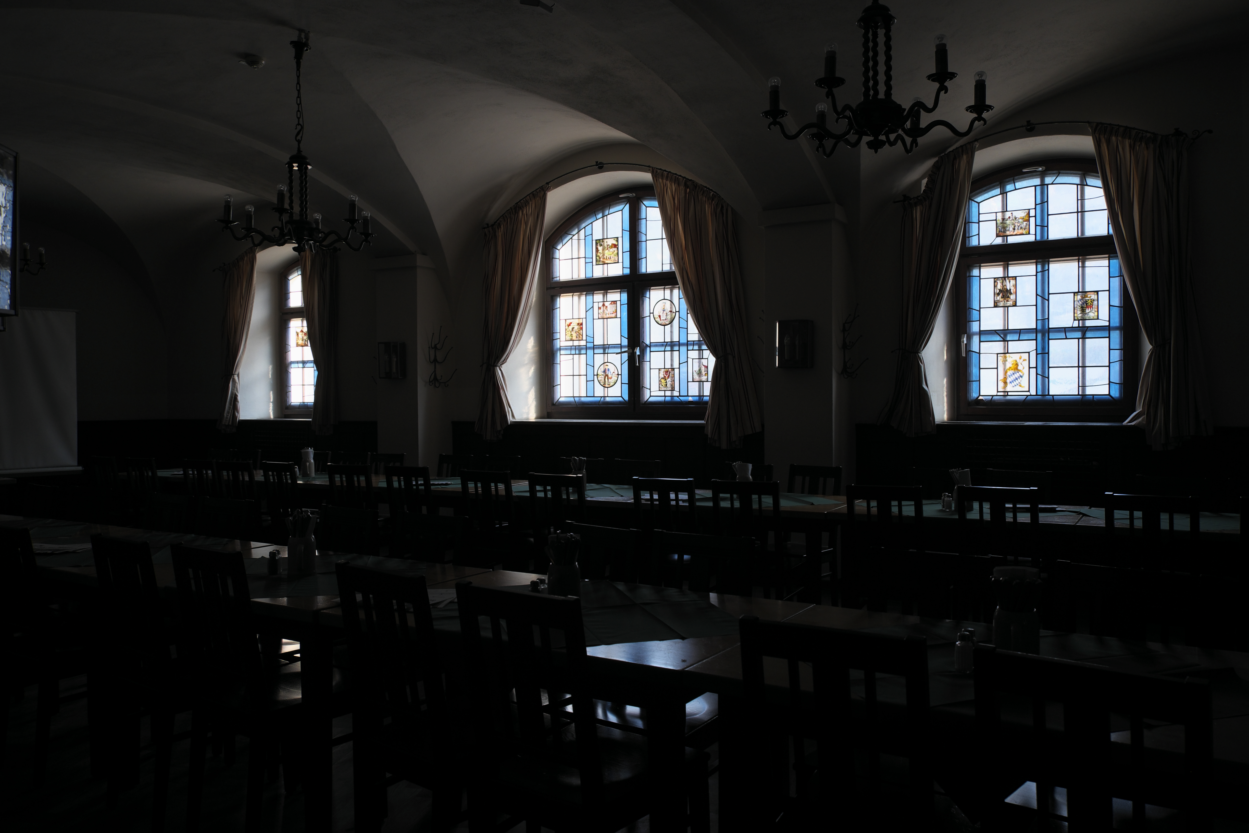 Großer Saal mit Gewölbe für Hochzeiten und Feiern