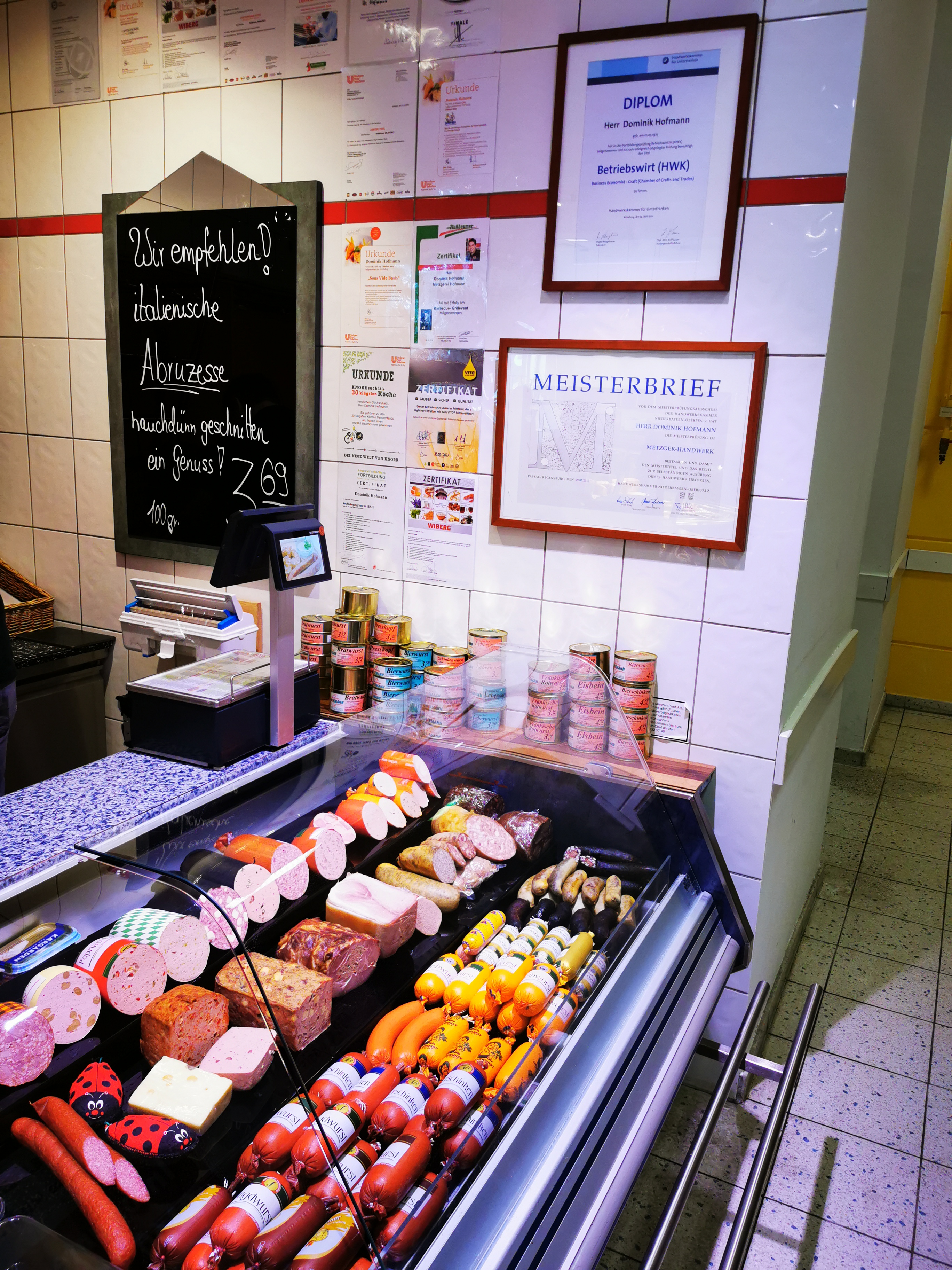 Theke einer Metzgerei mit frischer Wurst und Fleisch