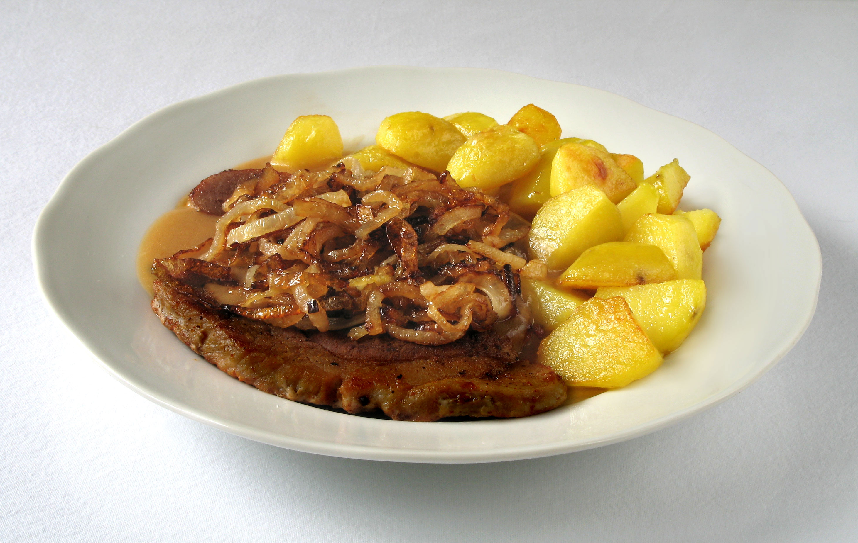 Zwiebelrostbraten mit Bratkartoffeln
