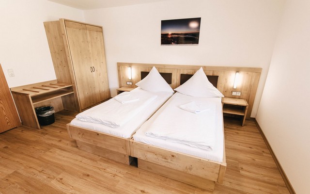 Doppelzimmer im Hotel Linsmeier — modernes Zimmer mit Eichenparkett