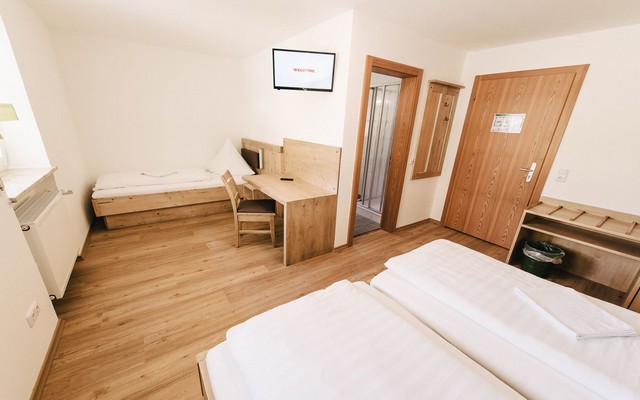Einzelzimmer im Hotel Linsmeier — modernes Zimmer mit Eichenparkett