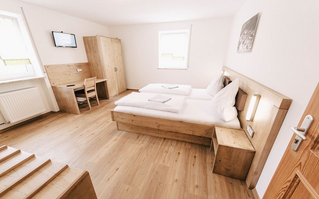 Familienzimmer im Hotel Linsmeier — modernes Zimmer mit Eichenparkett